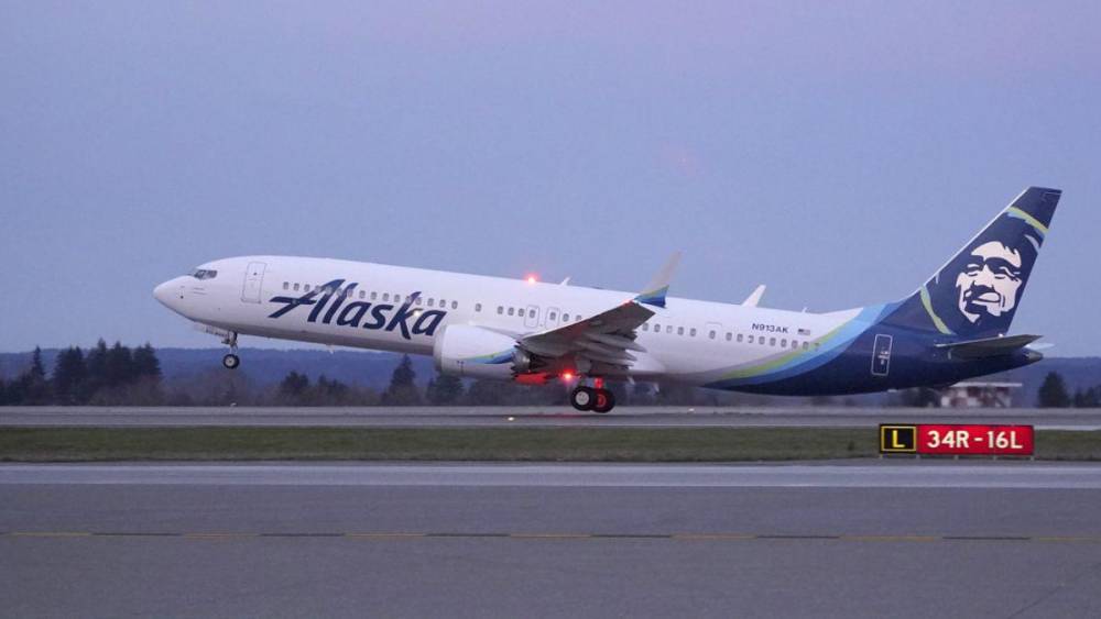 Avi N Aterriza Con El Fuselaje Roto En El Aeropuerto De Portland