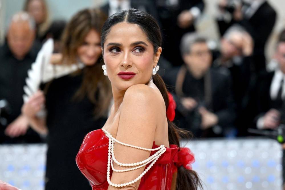 Salma Hayek Impacta Con Un Atrevido Bikini A Sus A Os