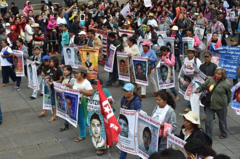 Mexicanos Claman Justicia Por Los 43 Desaparecidos