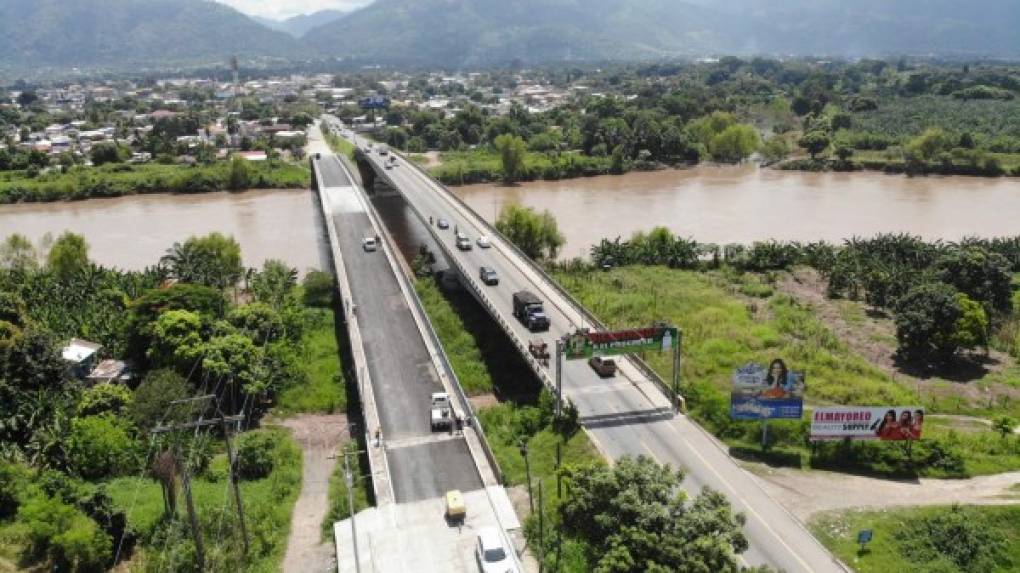 As De Renovado E Imponente Luce El Puente La Democracia Tras