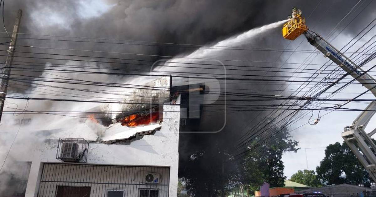 Voraz incendio que consume bodega de zapatos provoca pánico en San