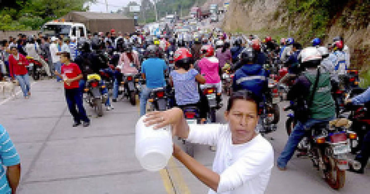 Pobladores Protestan Exigiendo Agua Potable