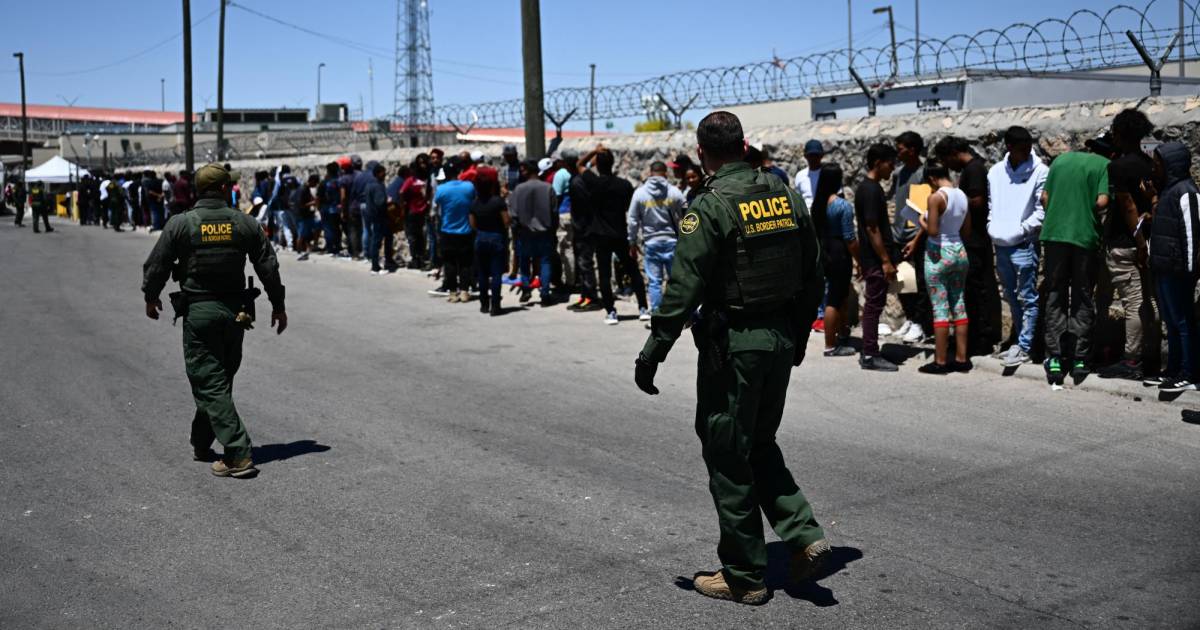 Miles De Migrantes Esperan Agolpados Ante Puertas Fronterizas Entre