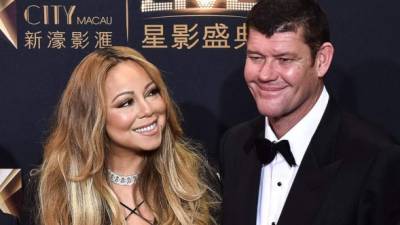 Maria junto con el billonario James Packer.