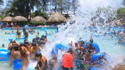 Las personas que estaban en las piscinas esperaban los chorros de agua para refrescarse. Fotos: Amílcar Izaguirre