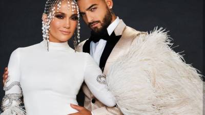 JLo y Maluma interpretan a dos estrellas de la música que planean casarse en un concierto.