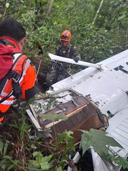 Impactantes fotos de avioneta estrellada en volcán de Guatemala