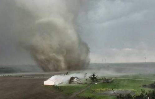 Poderoso Tornado Deja Cinco Muertos Y Decenas De Casas Destruidas En Iowa