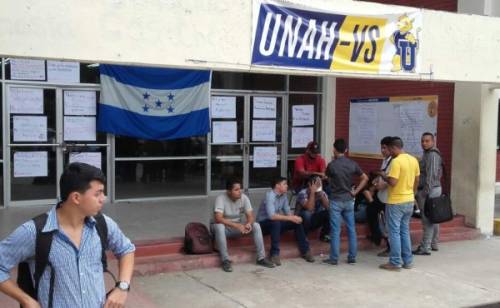 Estudiantes Se Toman El Edificio En La Unah Vs En San Pedro Sula