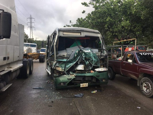 Colisión entre rastra y bus deja 12 personas heridas