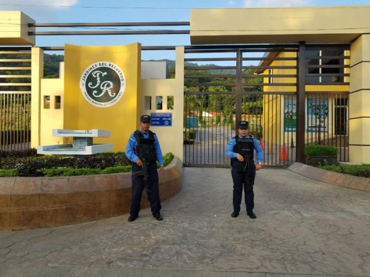 Policías garantizan seguridad en cementerios hoy Día de Difuntos