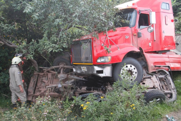 Niño muere en accidente entre rastra y pick up en Honduras