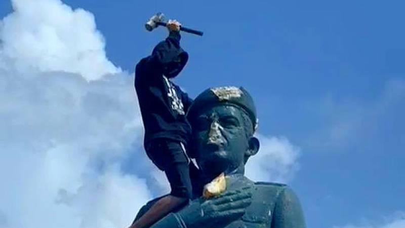 Venezolanos derriban estatuas de Hugo Chávez y repudian a Nicolás Maduro