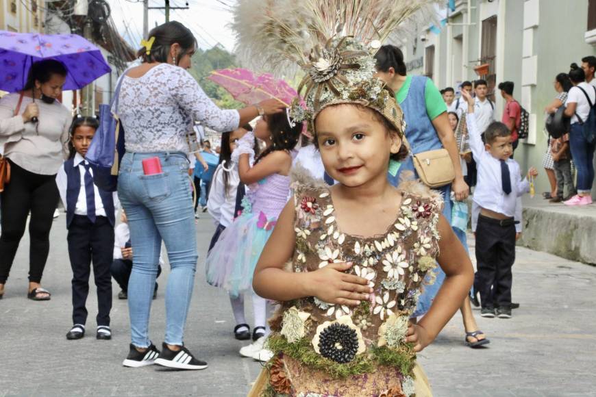 Pequeñitos resaltan la identidad nacional con desfiles en Copán