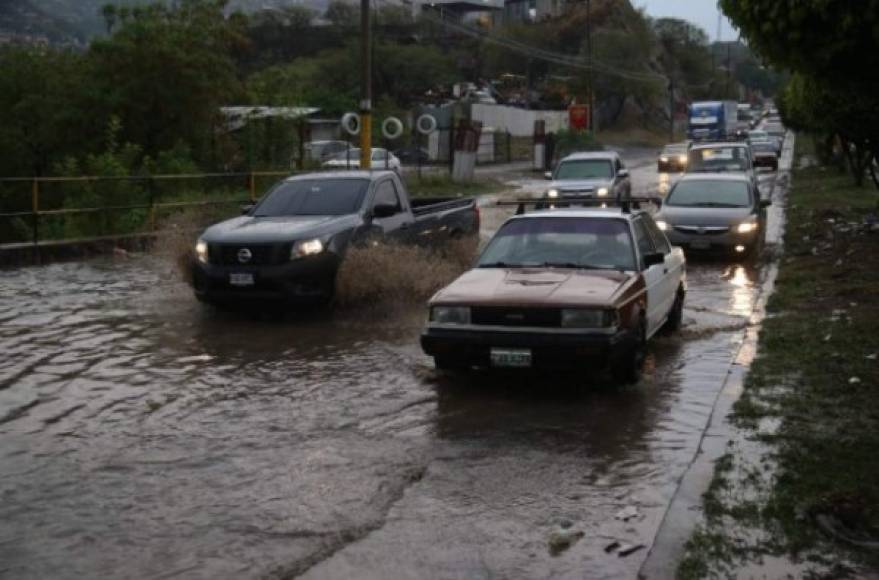 Fuerte Lluvia Sobre Tegucigalpa Deja Las Primeras Inundaciones