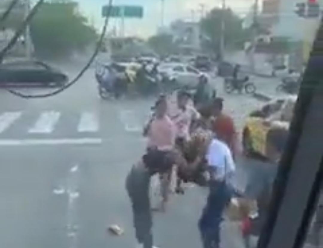 Video Mujeres se van a los golpes en vía pública